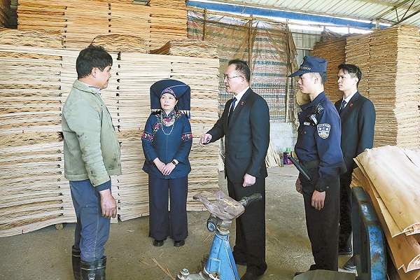 图为全国人大代表蓝淋（左二）见证监督法院执行工作。记者 吴琪 摄