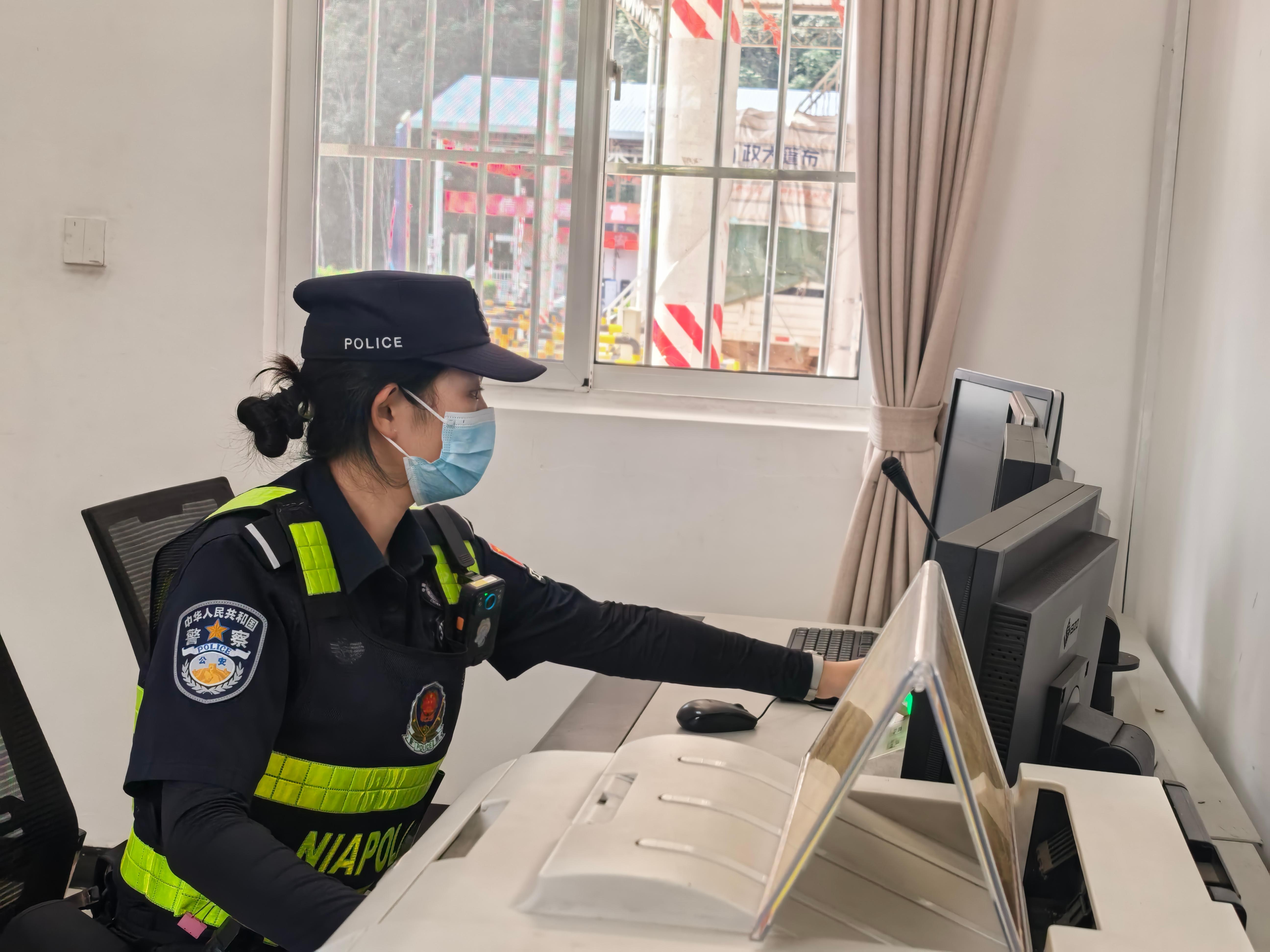 王卫正在识别大型货物车辆X光检测系统所呈现的立体图像。人民网记者 郝萍摄