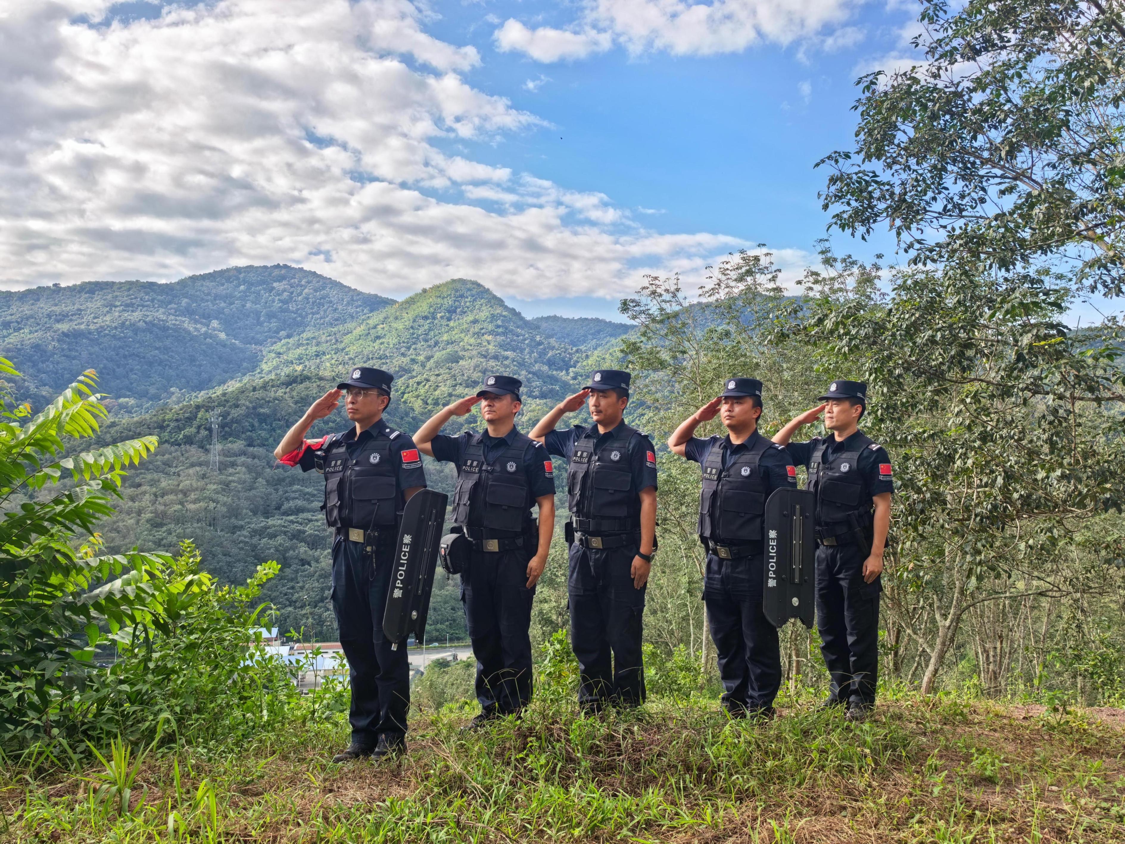 李秉徽与同事在山上巡逻。人民网记者 郝萍摄