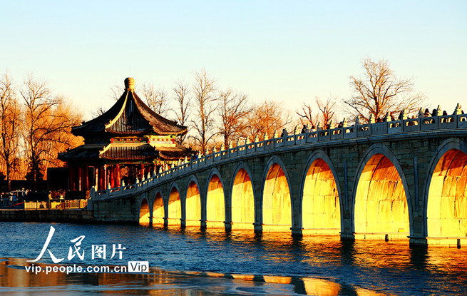 北京：颐和园十七孔桥现“金光穿洞”美景