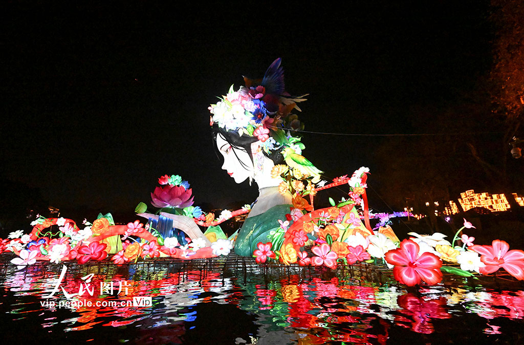 园灯彩非遗艺术展亮灯