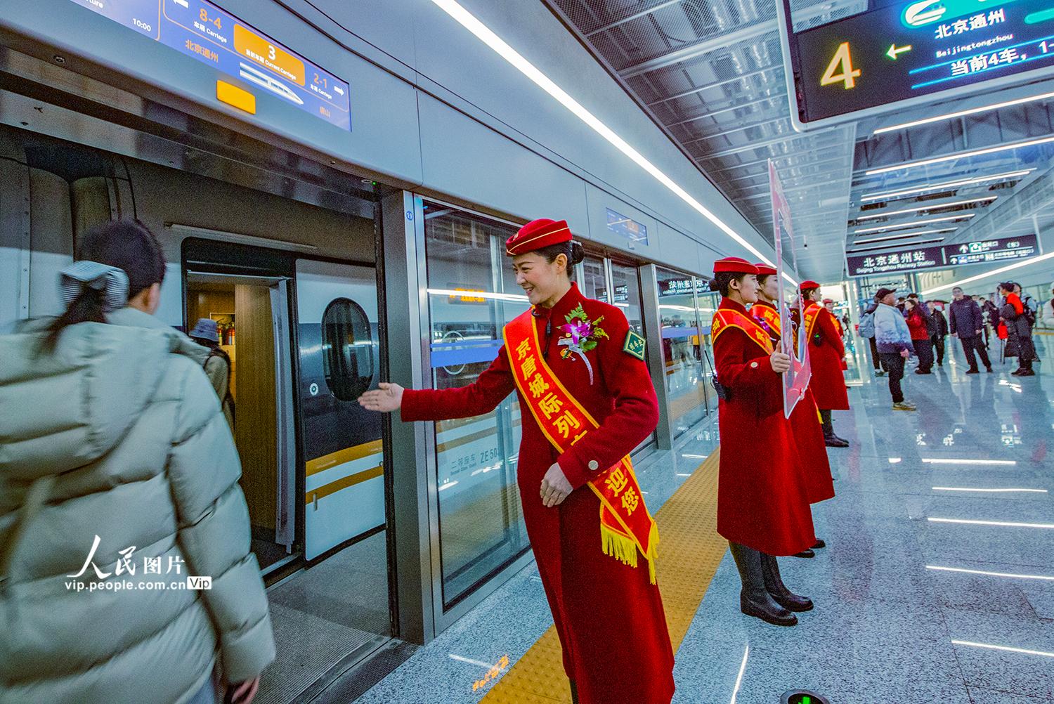 2025年12月30日，乘务组在站台迎接旅客。