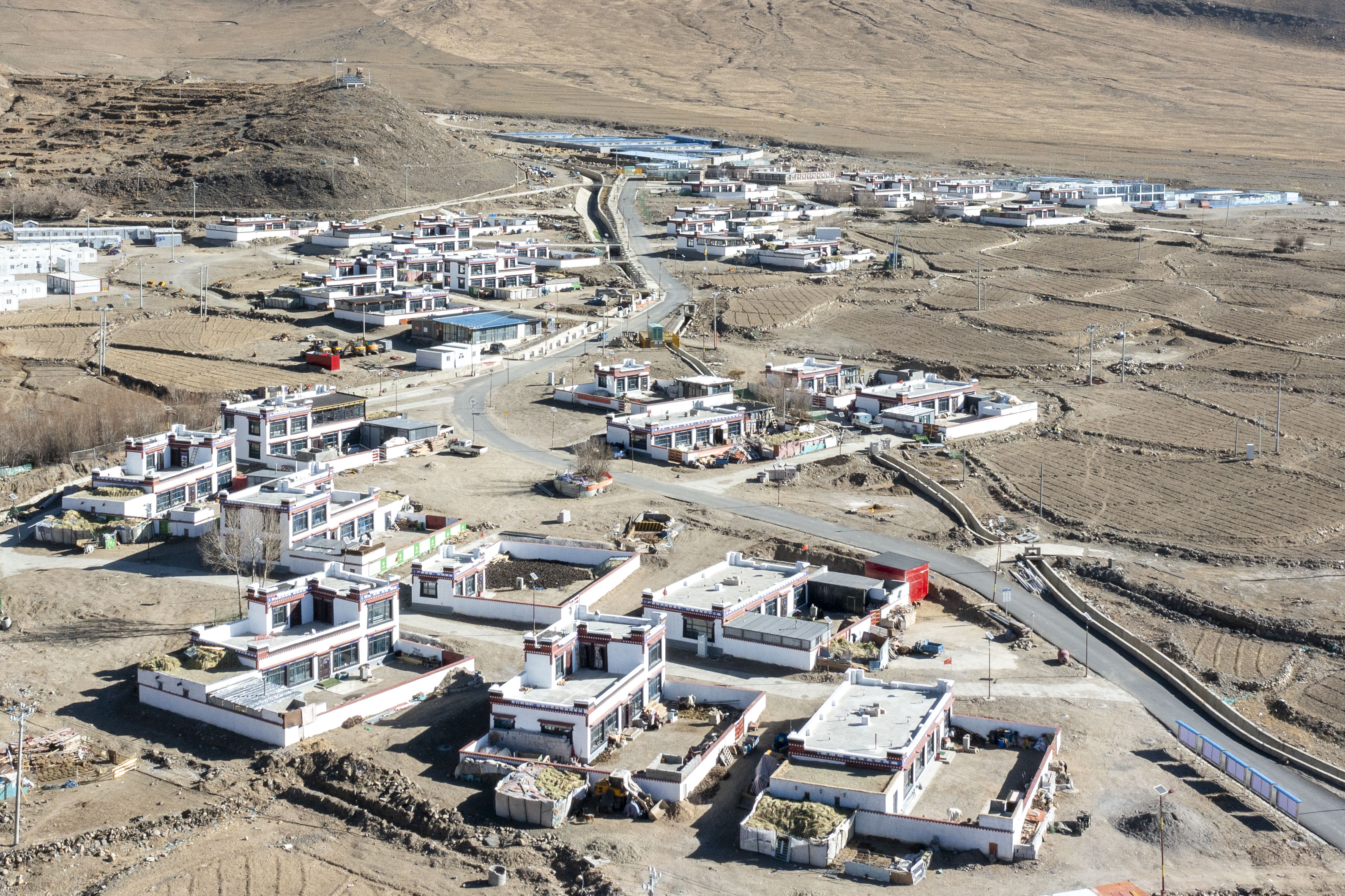 2025年12月11日，西藏定日县长所乡古荣村新貌。人民网记者 翁奇羽摄