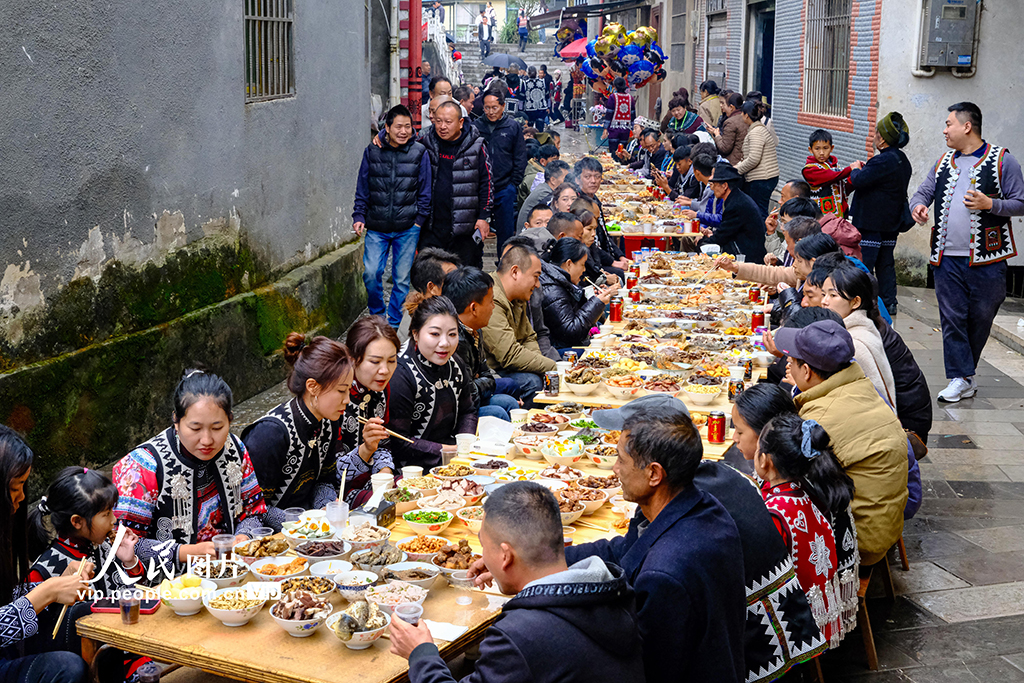 云南元阳：哈尼长街宴热闹非凡