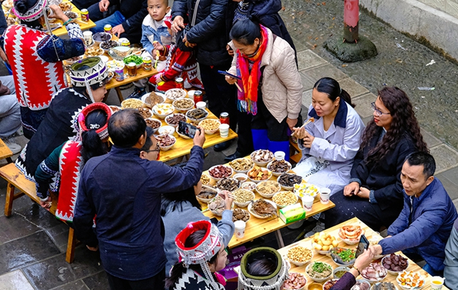 云南元阳：哈尼长街宴热闹非凡