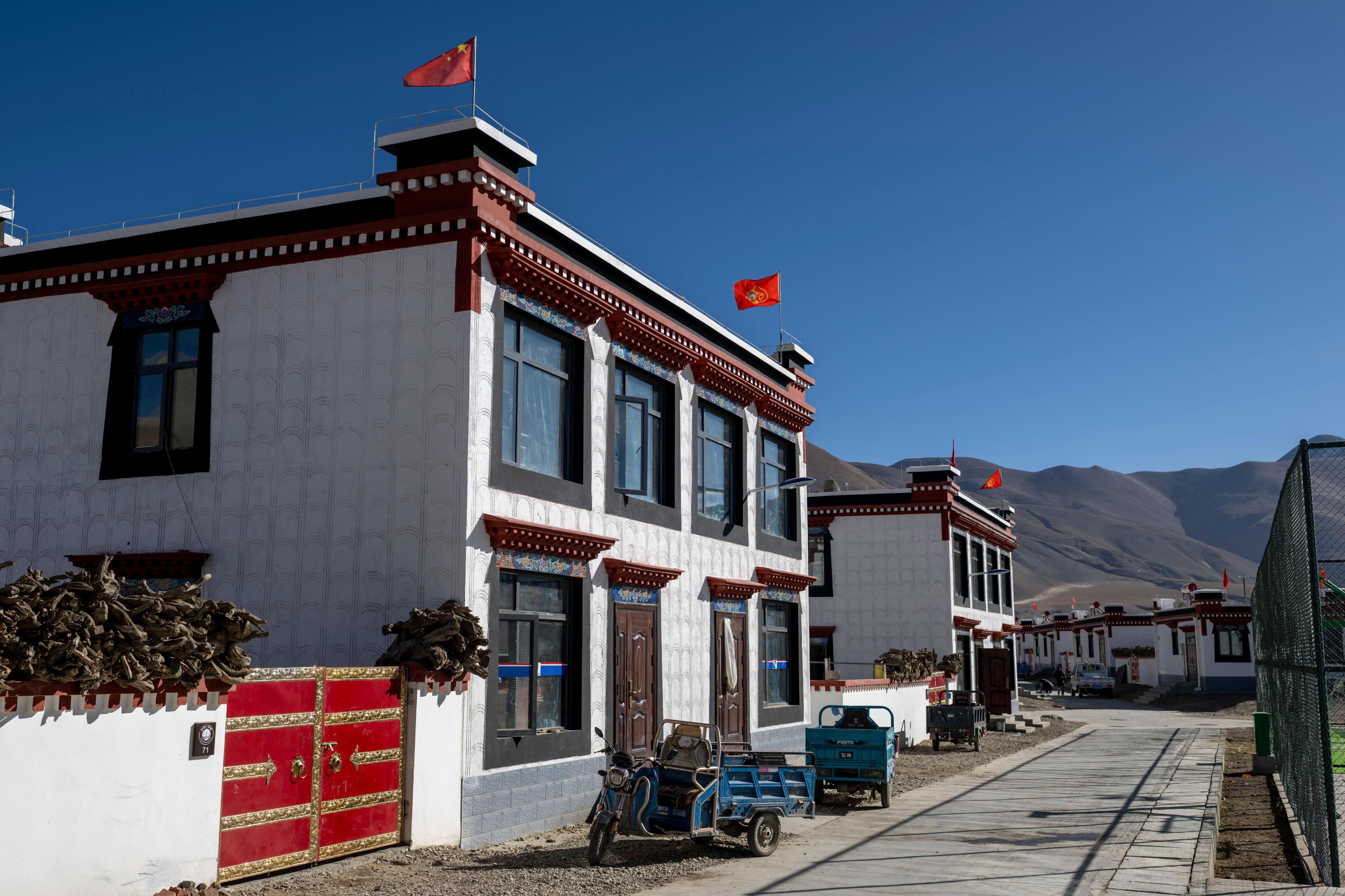 2025年12月14日,在西藏定日县长所乡森嘎村,为获得更好的采光效果,新建房屋都安装了大尺寸双层玻璃窗,明亮又保温。人民网记者 翁奇羽摄