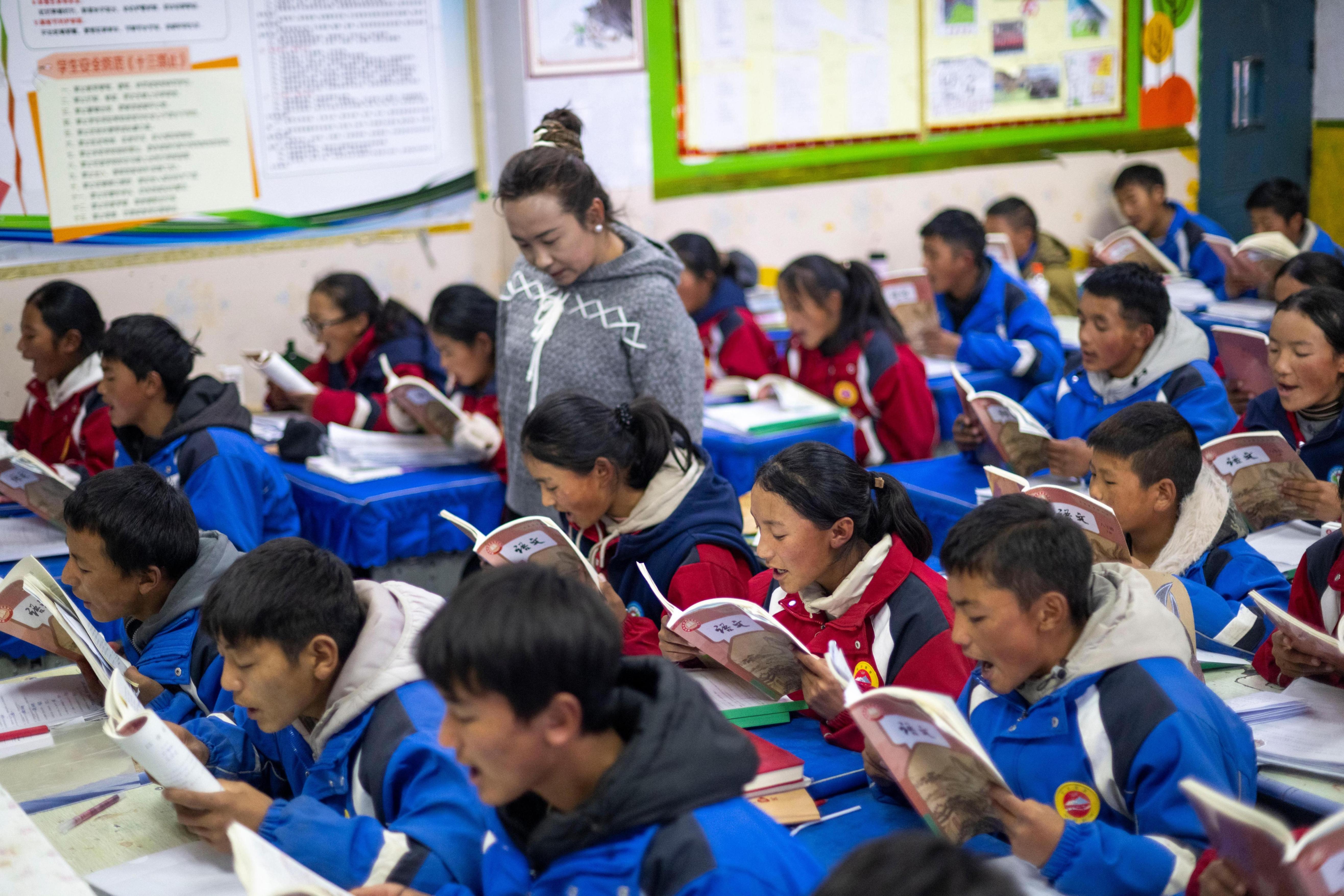 2025年12月12日,在西藏定日县第二初级中学,学生们在教室认真学习。人民网记者 翁奇羽摄