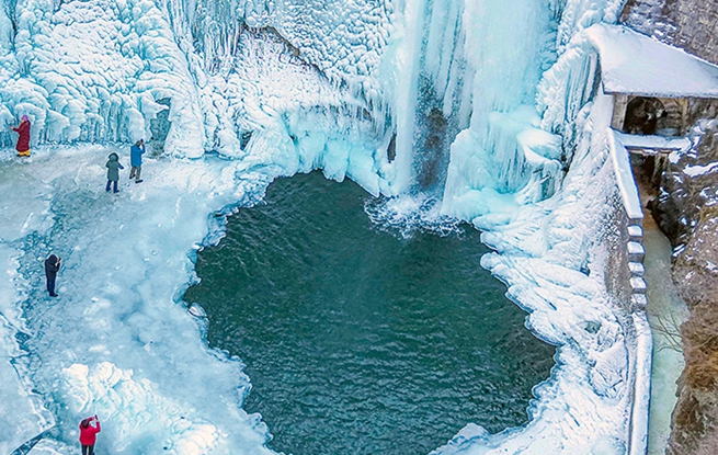 河北兴隆：天然冰瀑引客来