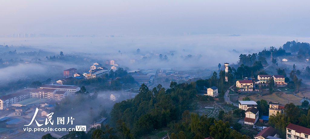 四川广安：美丽晨雾绕乡村