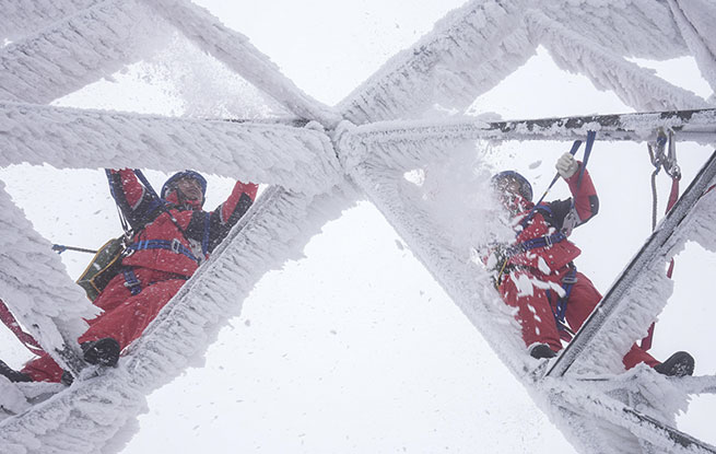 湖北鹤峰：冒雪巡线保供电