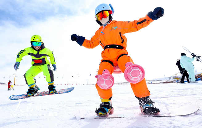 甘肃张掖：体验滑雪运动乐趣
