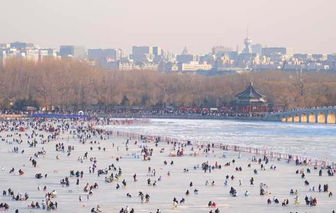 北京颐和园游人如织