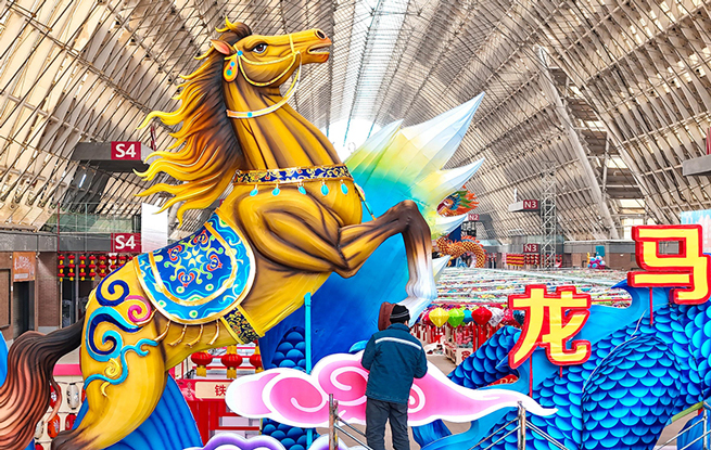 山东青岛：制花灯 迎新春