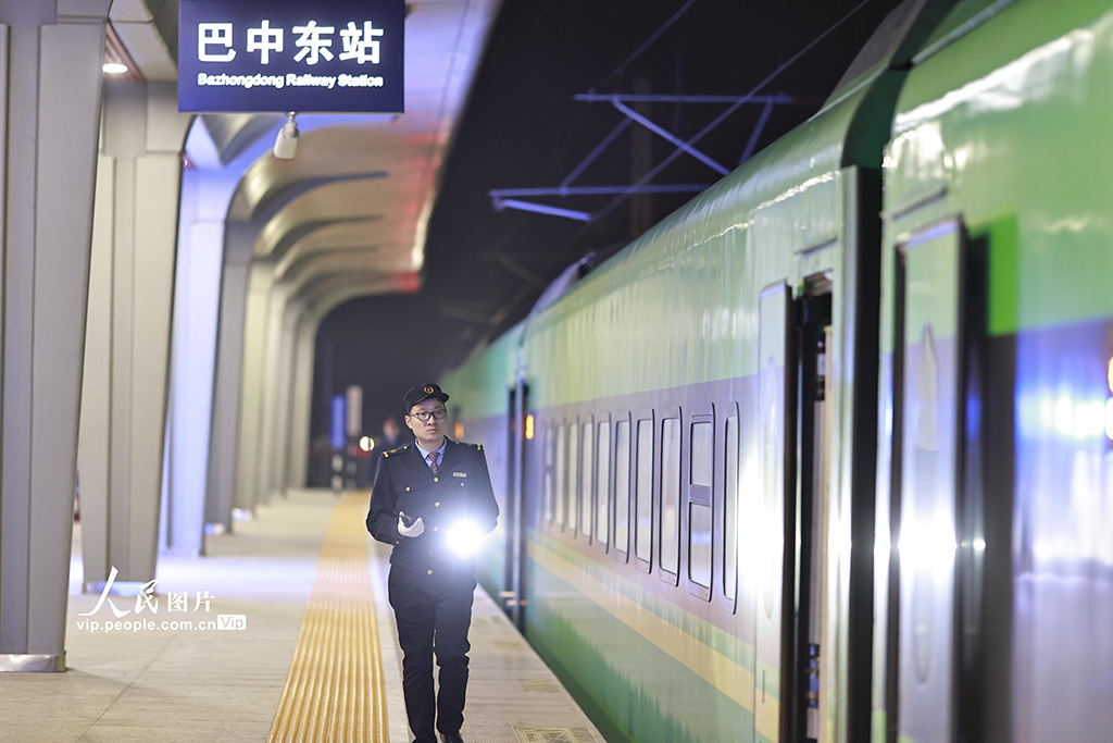 重庆：“夜间动车”温暖回家路【4】