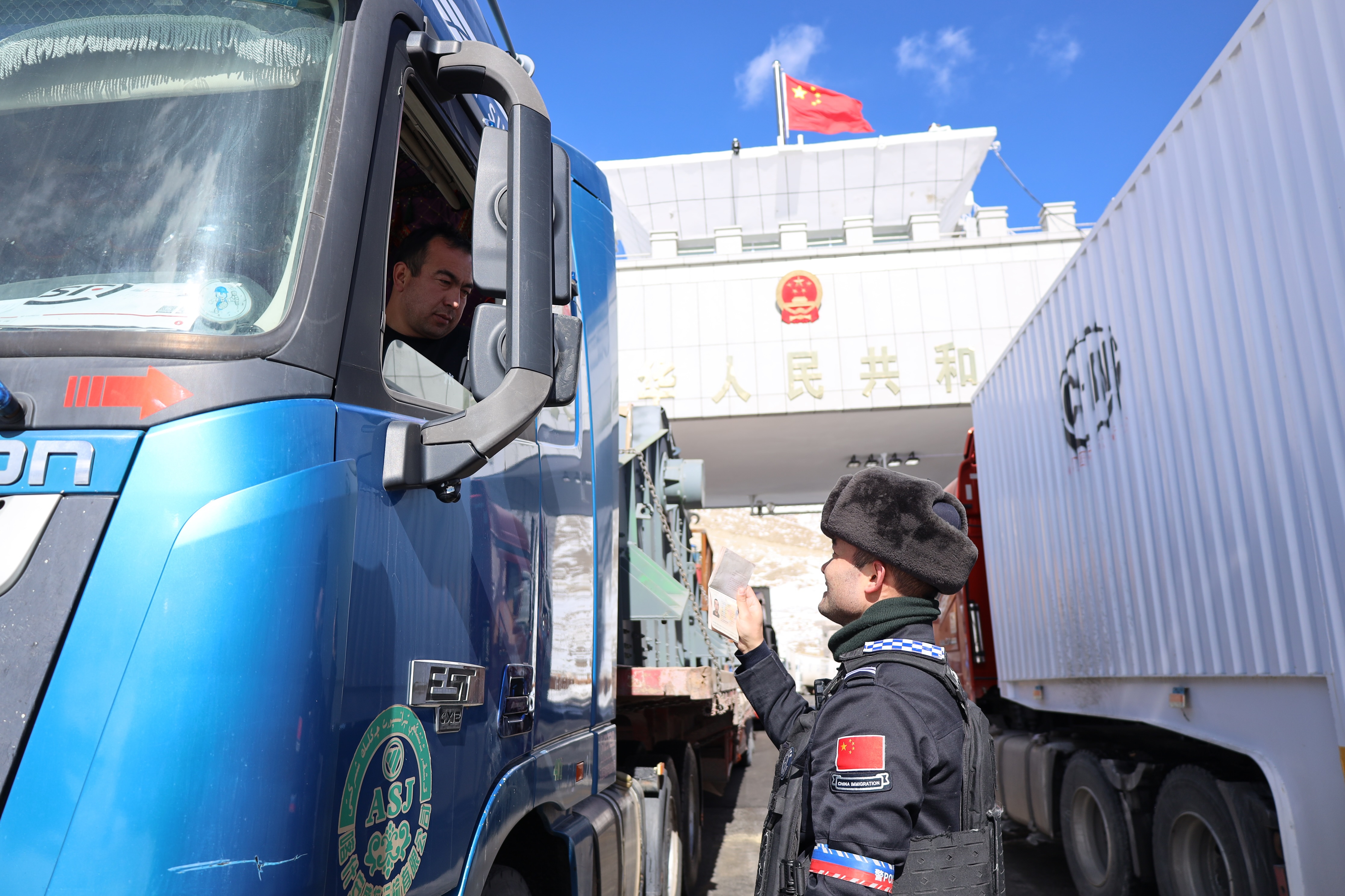 图为红其拉甫边检站民警检查出入境货车通关手续。