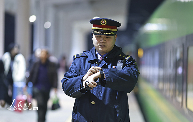 重庆：“夜间动车”温暖回家路