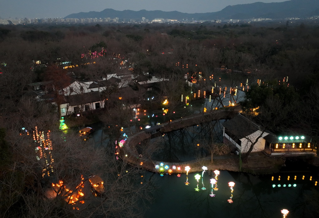 2月11日，游客在西溪湿地乘船体验水上赏灯（无人机照片）。