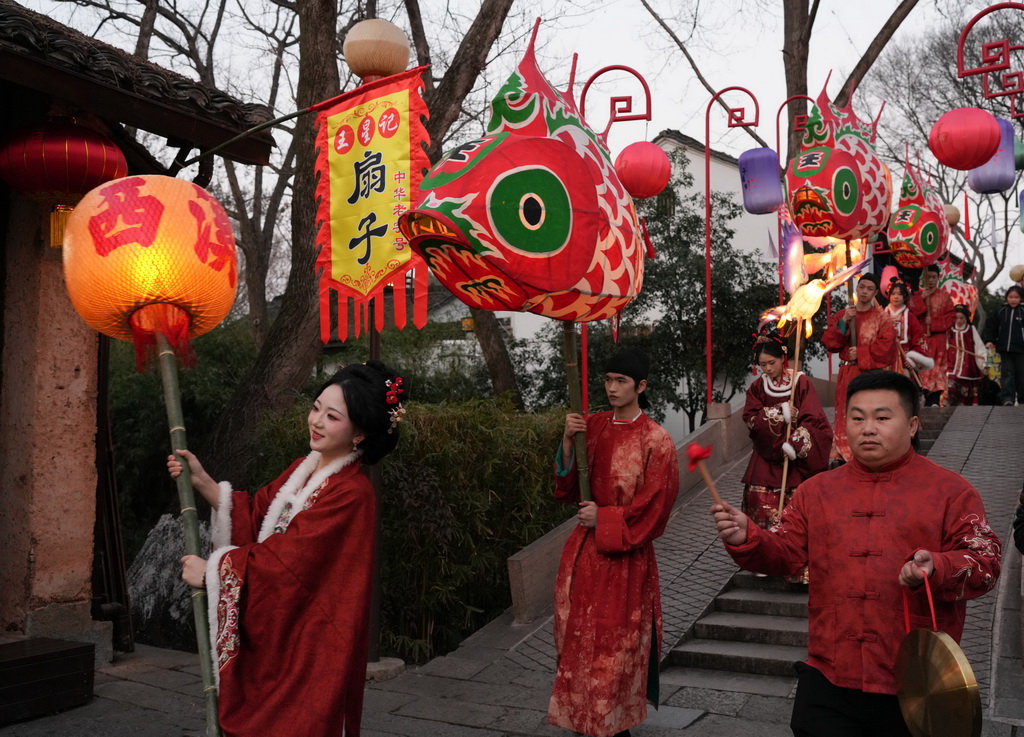 2月11日，人们在西溪湿地参加花灯巡游。