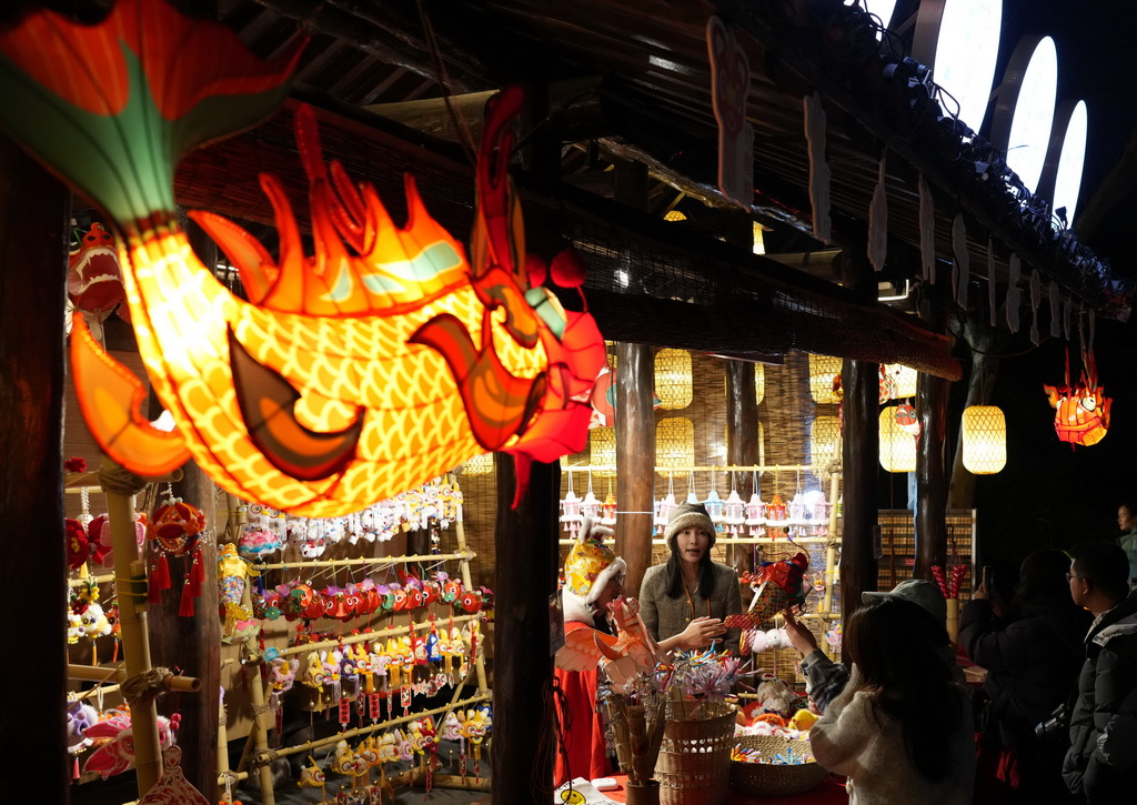 2月11日，游客在西溪湿地购买传统花灯。