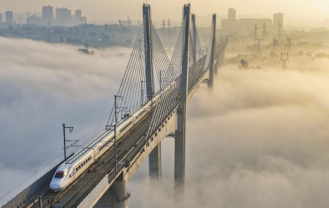 四川泸州：晨雾迷漫宛如“天空之城”