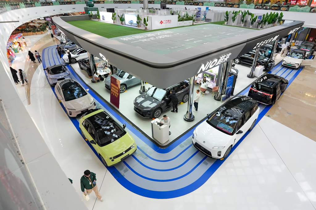 2月11日，在北京市朝阳区一个商场内，市民在了解新能源汽车。