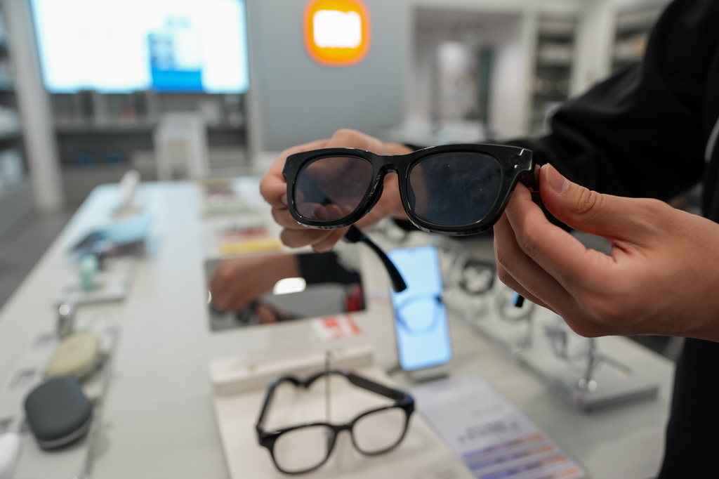 2月11日，在北京京东MALL双井店，一名销售人员在展示一款智能眼镜。2026年“新国补”首次将智能眼镜纳入补贴范围。