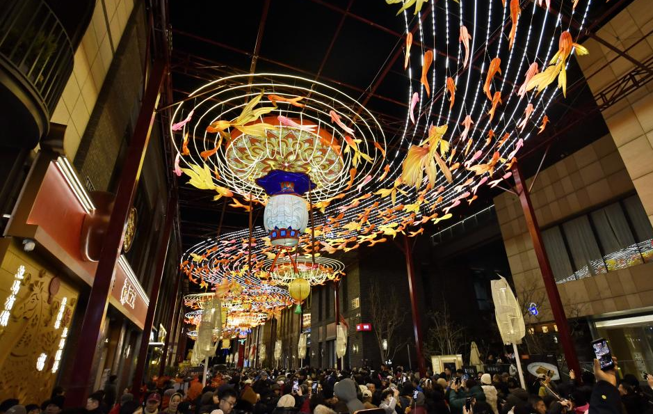 北京：灯映前门年味足