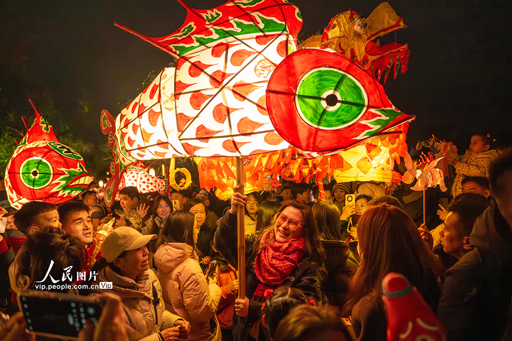 安徽黟县：非遗鱼灯闹新年