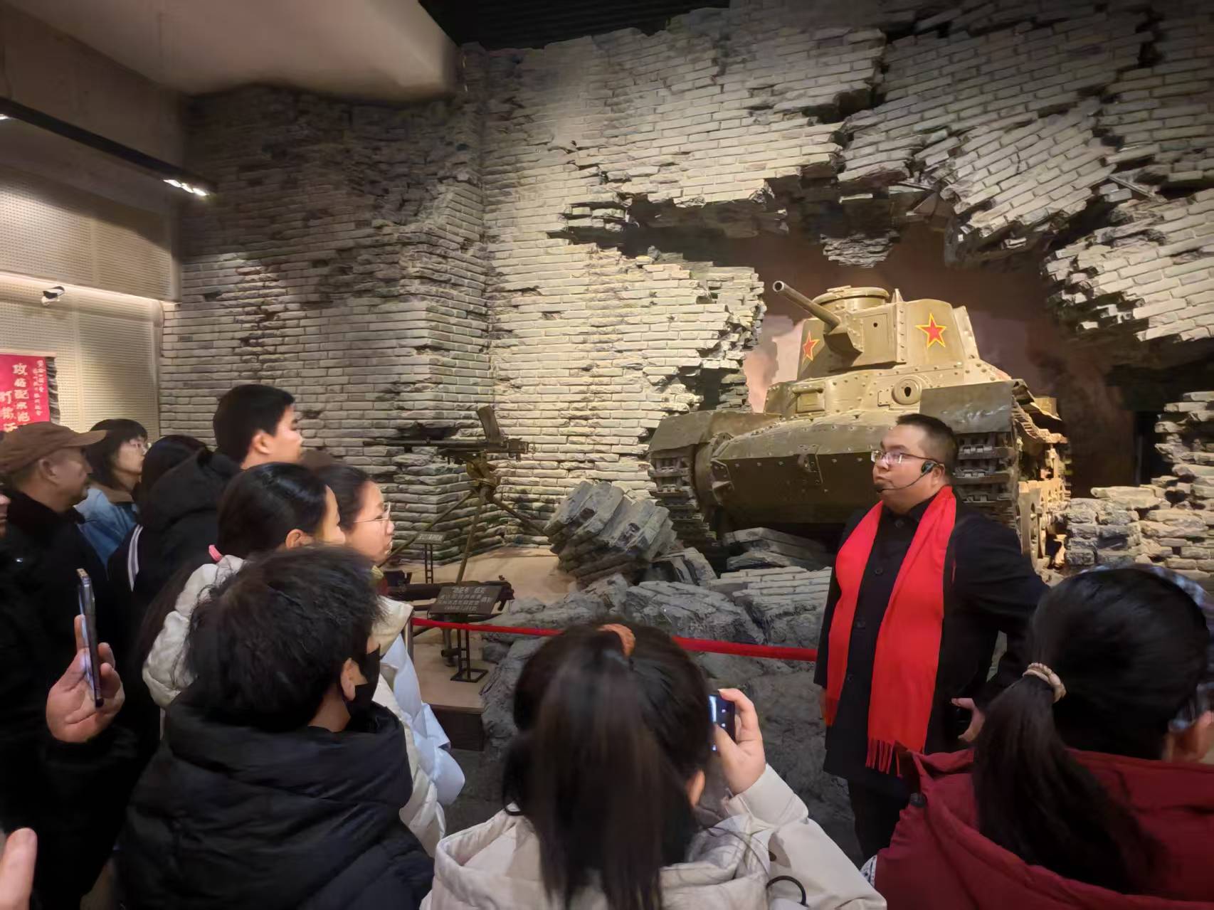 “听福”队伍正在听讲解员讲述红色故事。人民网记者 王子锋摄