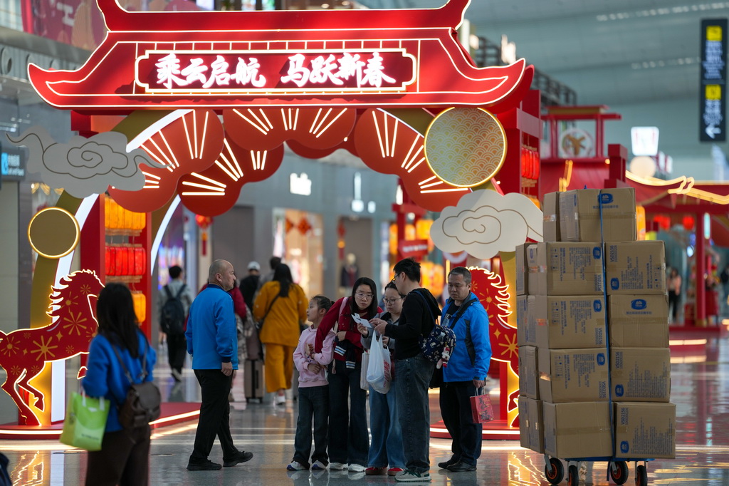 2月23日，在广州白云机场T2航站楼，旅客在查看机票信息。