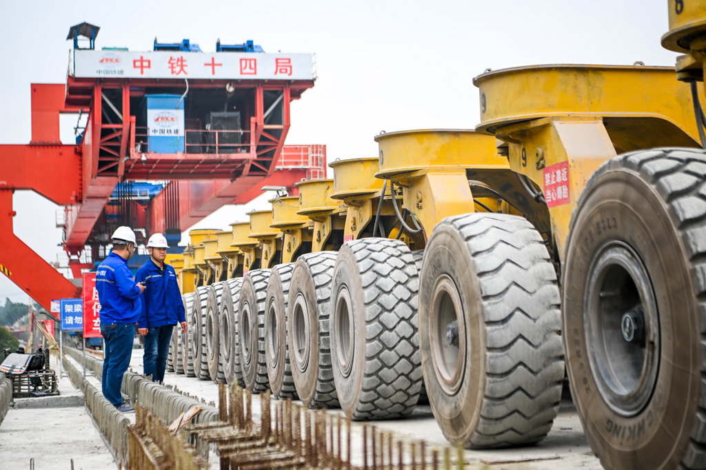 2月26日，在重庆市合川区清平镇的西渝高铁建设工地，工人在进行架梁作业。
