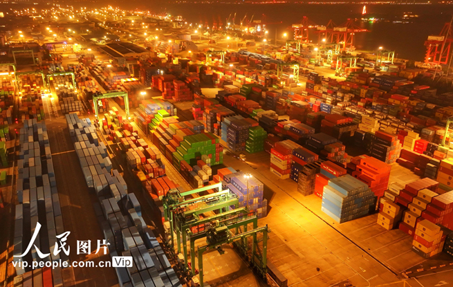江苏张家港：港口作业忙