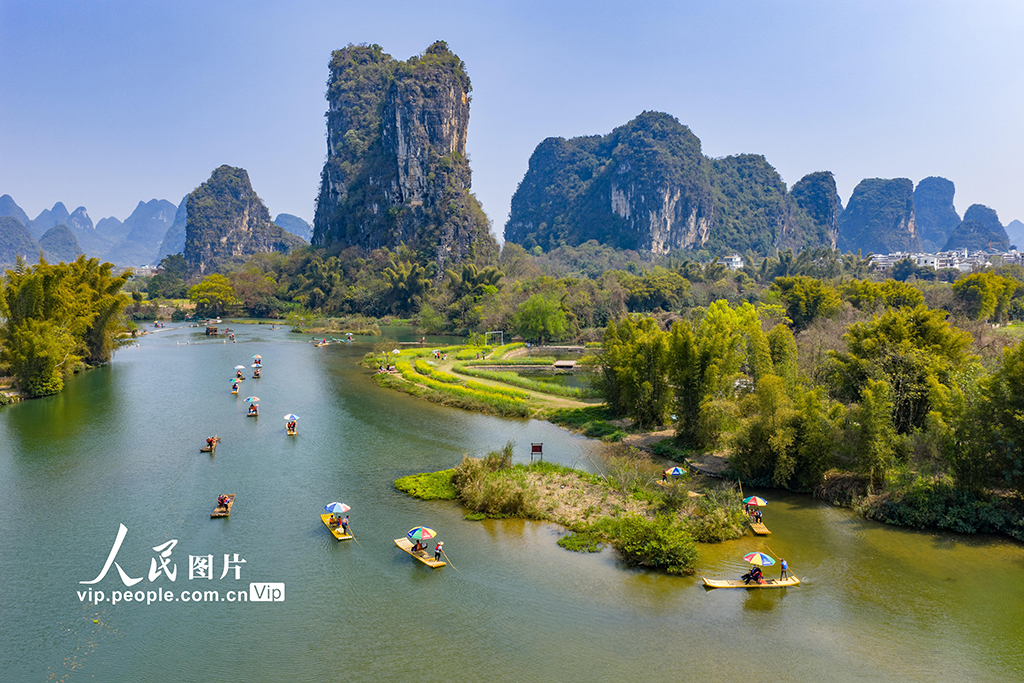 广西阳朔：乘竹筏 赏美景