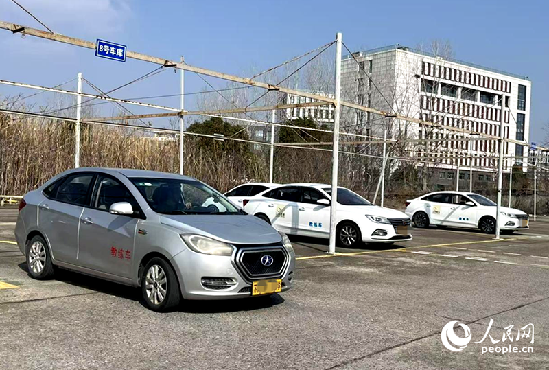 江苏一驾校内学员正在练车。人民网 李静晔摄