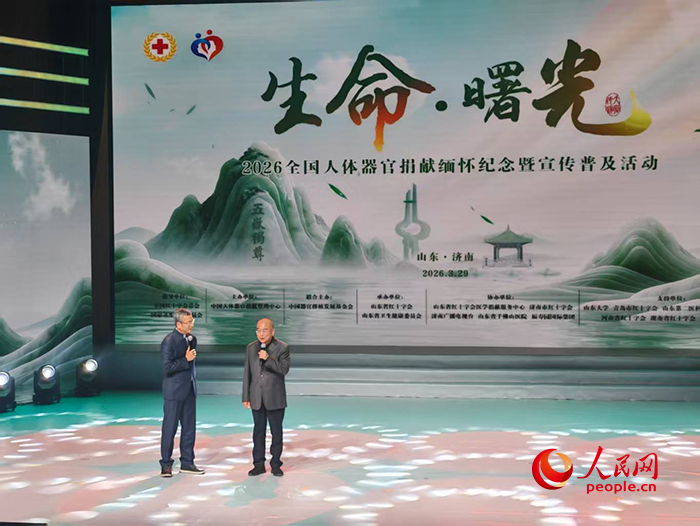 白岩松与张定宇现场对话。人民网记者 王子锋摄