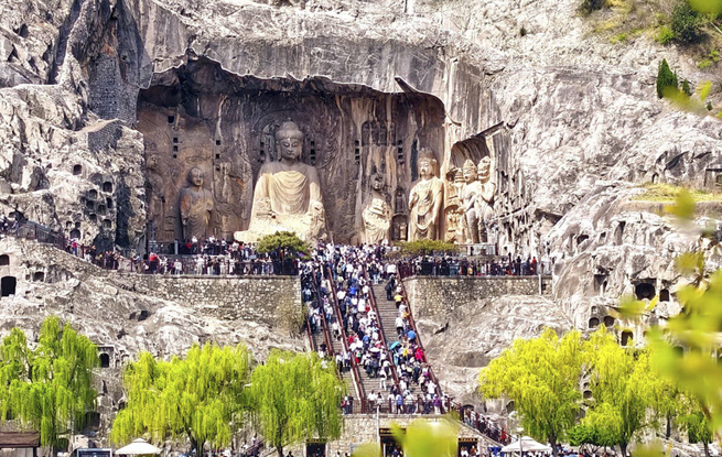 河南洛阳：春游龙门石窟