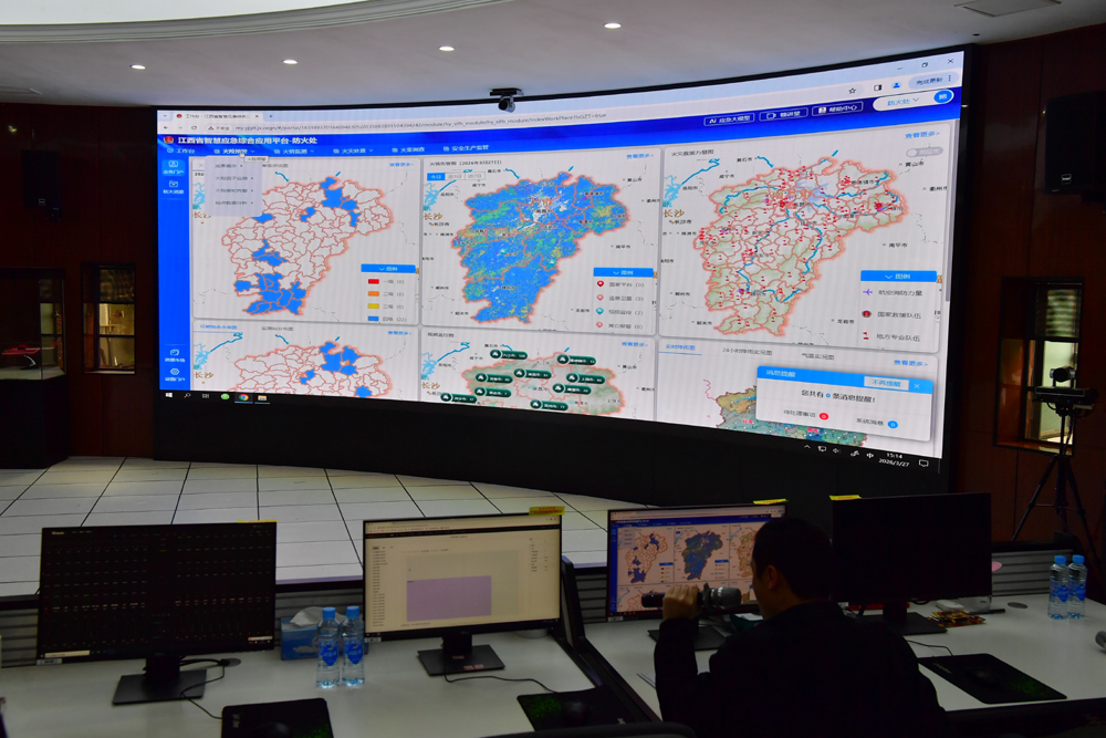 江西省航空应急救援指挥调度中心可实时查看灾情点、取水点、临时起降点等，就近调度直升机进行快速救援。人民网记者 时雨摄