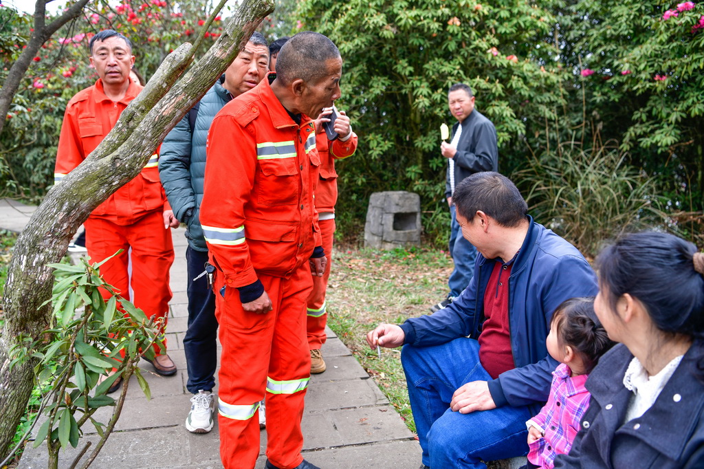 在贵州百里杜鹃管理区金坡景区，森林防火队员制止一名游客在林区吸烟（4月2日摄）。