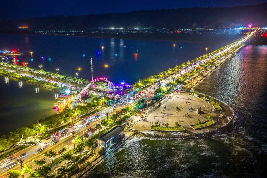 山西运城：夜游盐湖赏美景