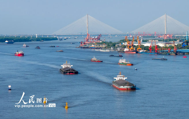 安徽芜湖：长江“黄金水道”一派繁忙
