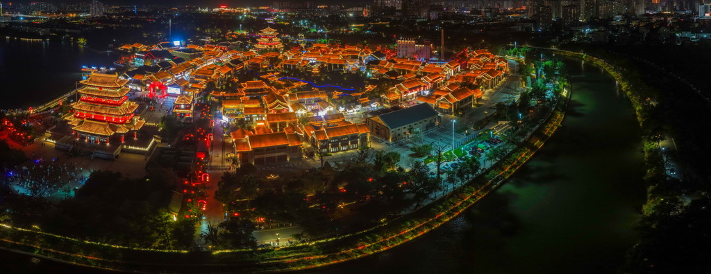 这是6月5日拍摄的京杭大运河沧州段沿线的南川老街夜景（无人机照片）。新华社记者 姜帆 摄