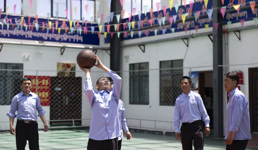 6月18日,在西藏自治区那曲市色尼区,妥如段铁路护路联防大队队员休息间隙在营房打篮球。新华社记者 李梦馨 摄