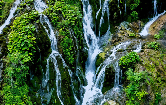 湖北十堰：深山密林藏秘境 飞瀑倒挂似银河