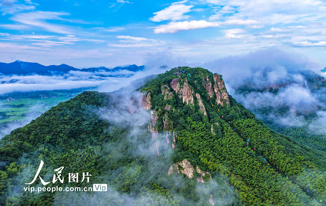 安徽芜湖：云海绕山峦 风景美如画