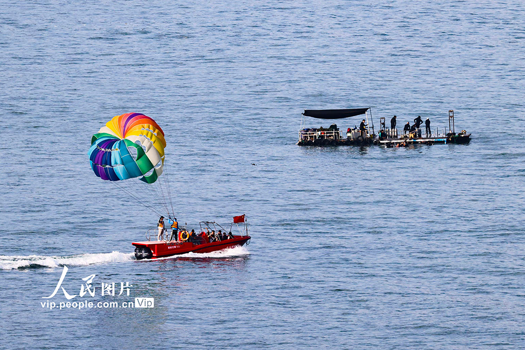 山东青岛：碧海蓝天 游人如织【2】
