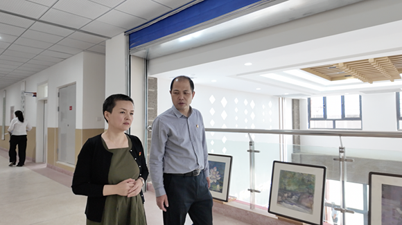 孙凯（右）与董坤岳（左）在轮台县第四中学。人民网 娜地拉 摄