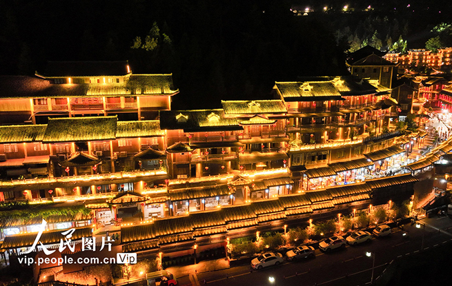 重庆：古城“夜经济”持续升温