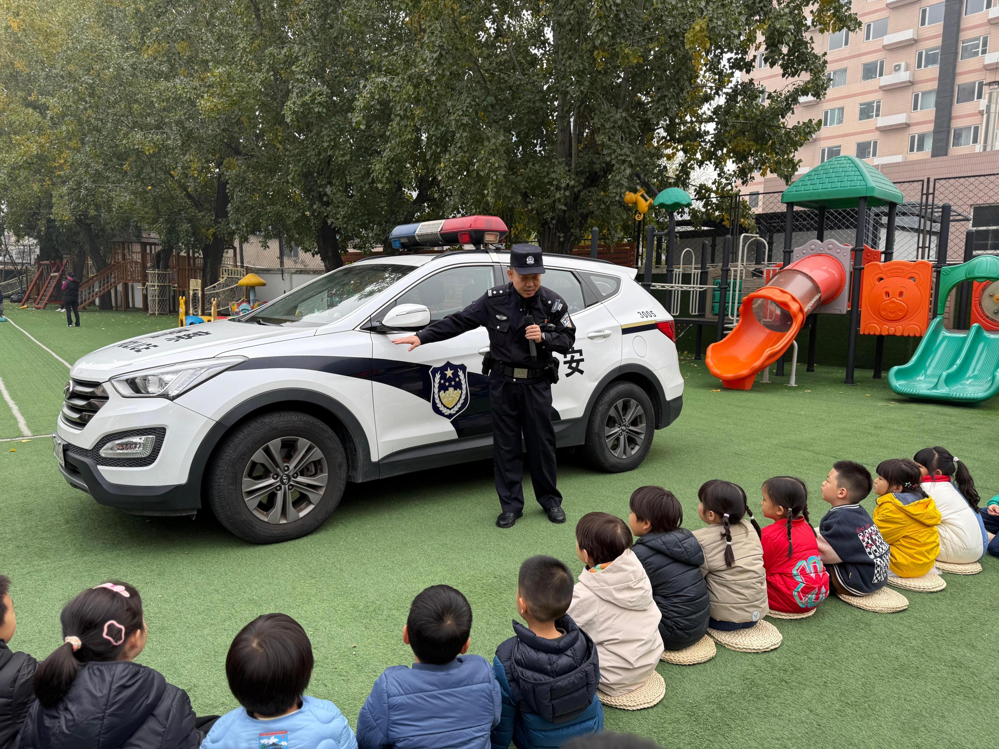 张进军走进幼儿园，给孩子们介绍警察职业。北京市公安局朝阳分局供图