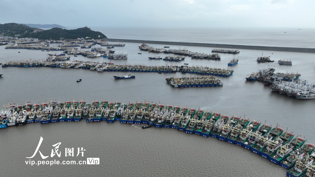 浙江温岭：渔船推迟出海泊港避风【2】