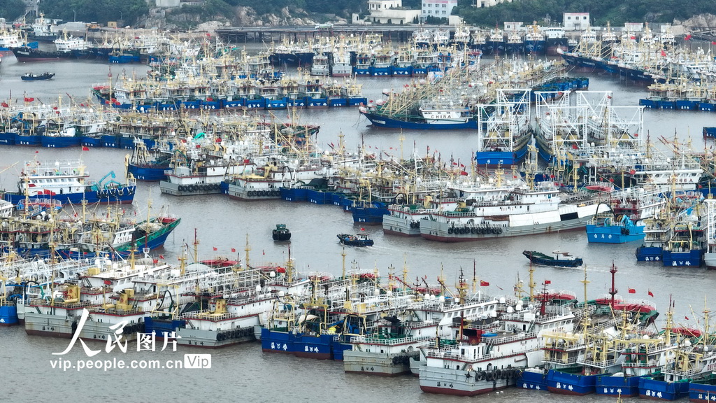浙江温岭：渔船推迟出海泊港避风